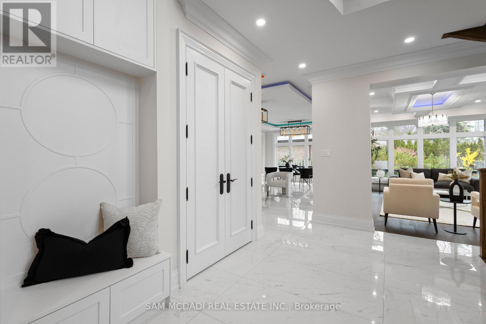 72 Oakes Drive, Mississauga, Ontario  L5G 3M1 - Photo 5 - W12773768