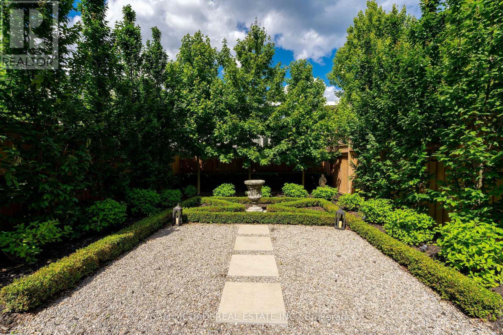 11a Maple Avenue N, Mississauga, Ontario  L5H 2R9 - Photo 45 - W12773812