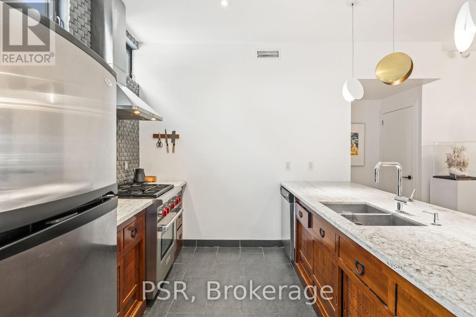 Upper - 2068 Dundas Street W, Toronto, Ontario  M6R 1W8 - Photo 7 - W12773828