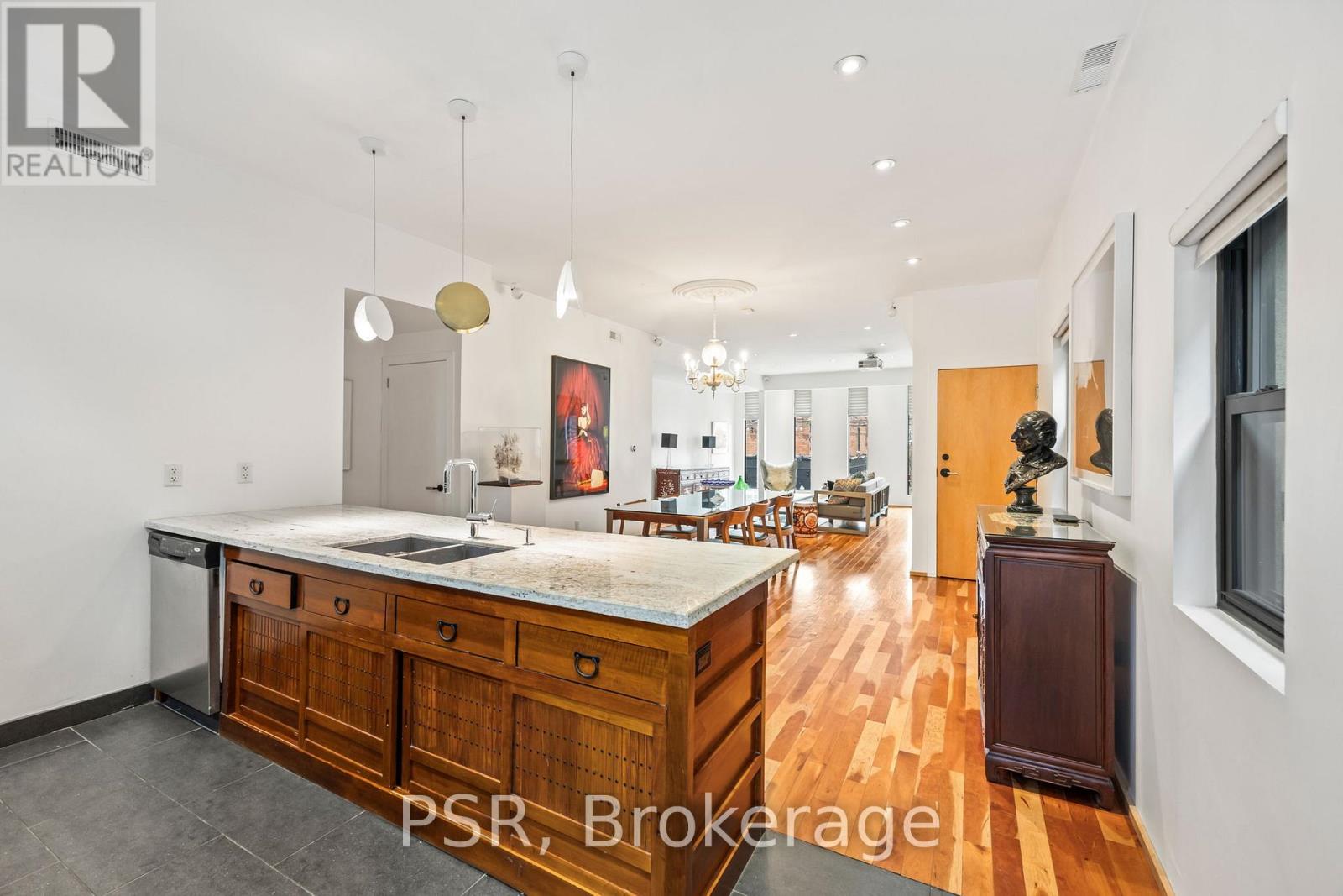 Upper - 2068 Dundas Street W, Toronto, Ontario  M6R 1W8 - Photo 8 - W12773828