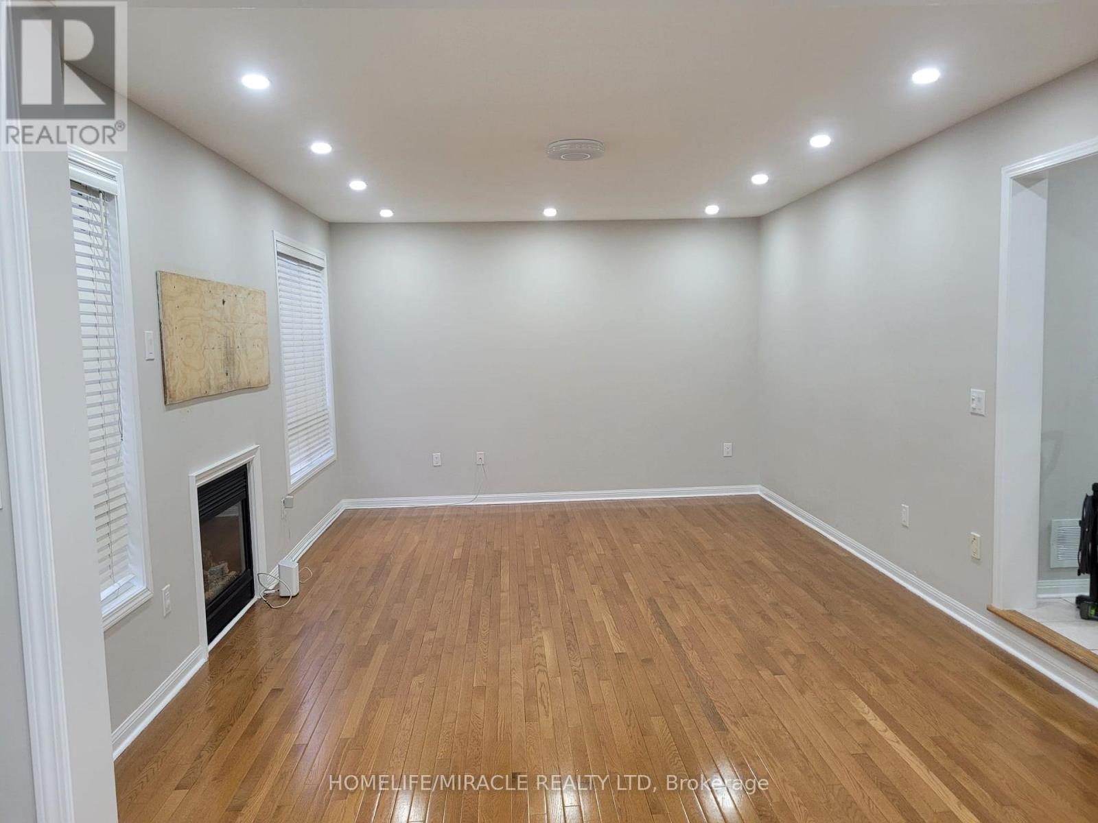 20 Bowsfield Drive, Brampton, Ontario  L6P 1A6 - Photo 5 - W12773830