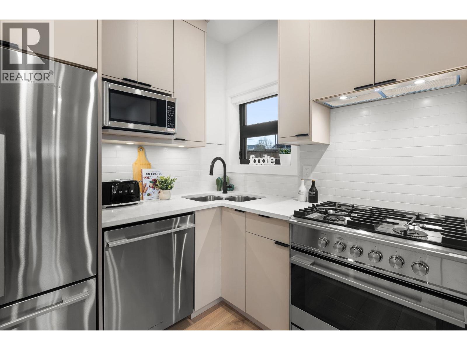 2632 Ward Street, Vancouver, British Columbia  V5R 4S6 - Photo 10 - R3088183