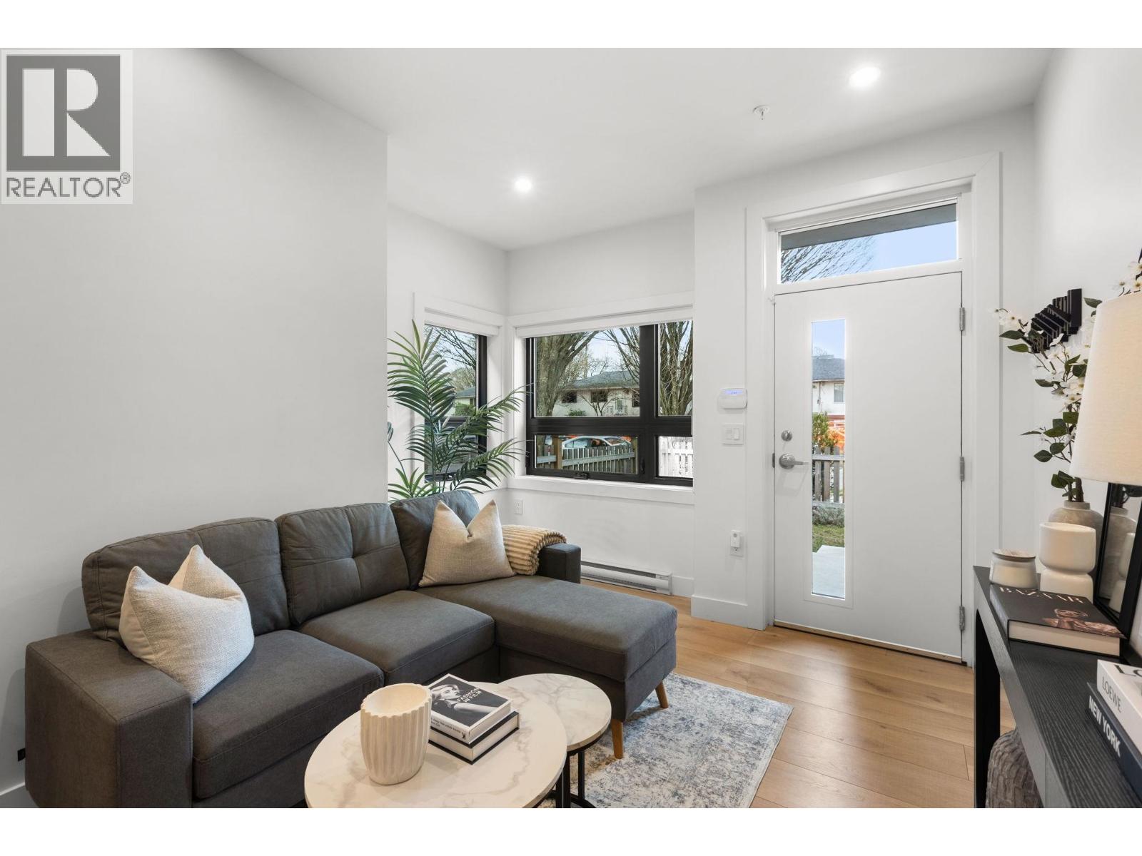 2632 Ward Street, Vancouver, British Columbia  V5R 4S6 - Photo 2 - R3088183