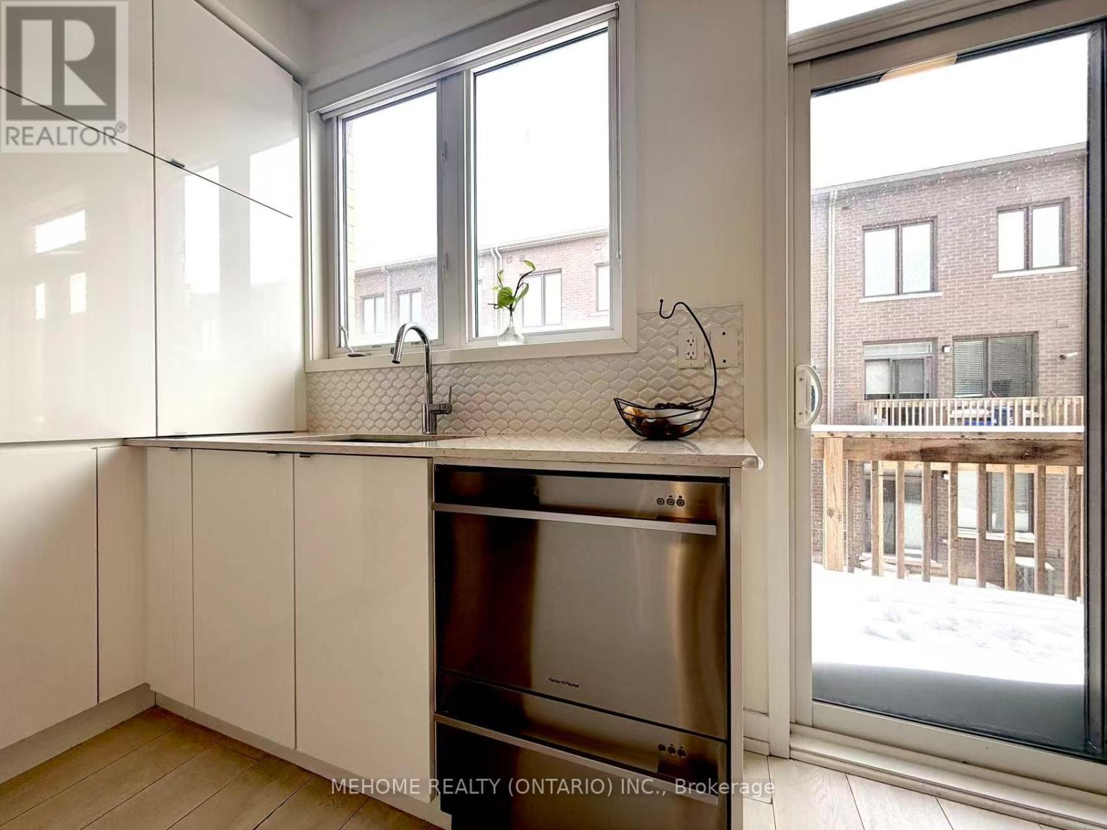 196 Huguenot Road, Oakville, Ontario  L6H 7C3 - Photo 10 - W12773786