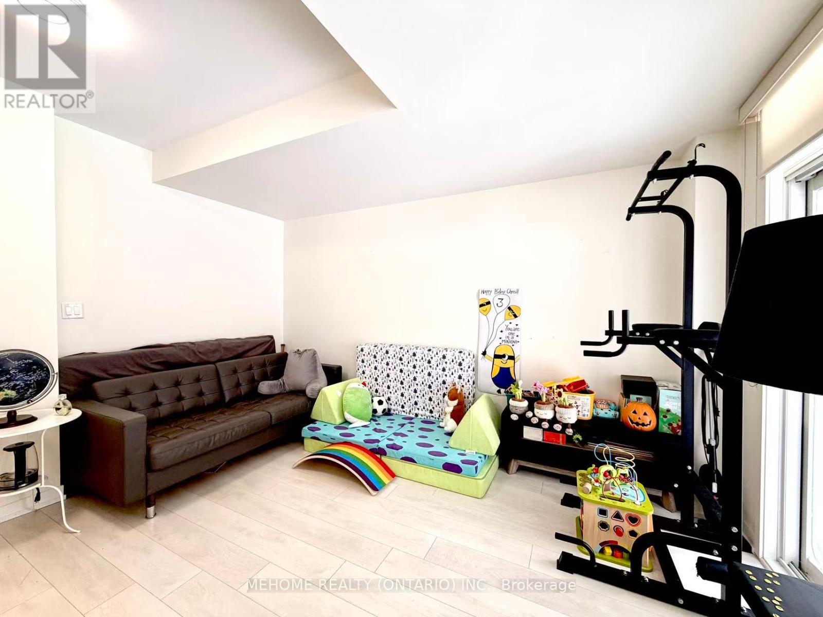 196 Huguenot Road, Oakville, Ontario  L6H 7C3 - Photo 5 - W12773786