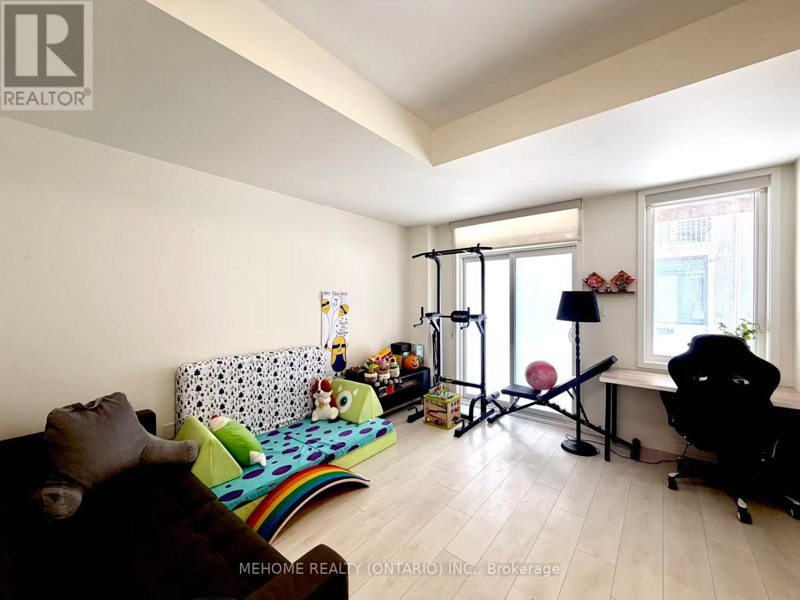 196 Huguenot Road, Oakville, Ontario  L6H 7C3 - Photo 4 - W12773786