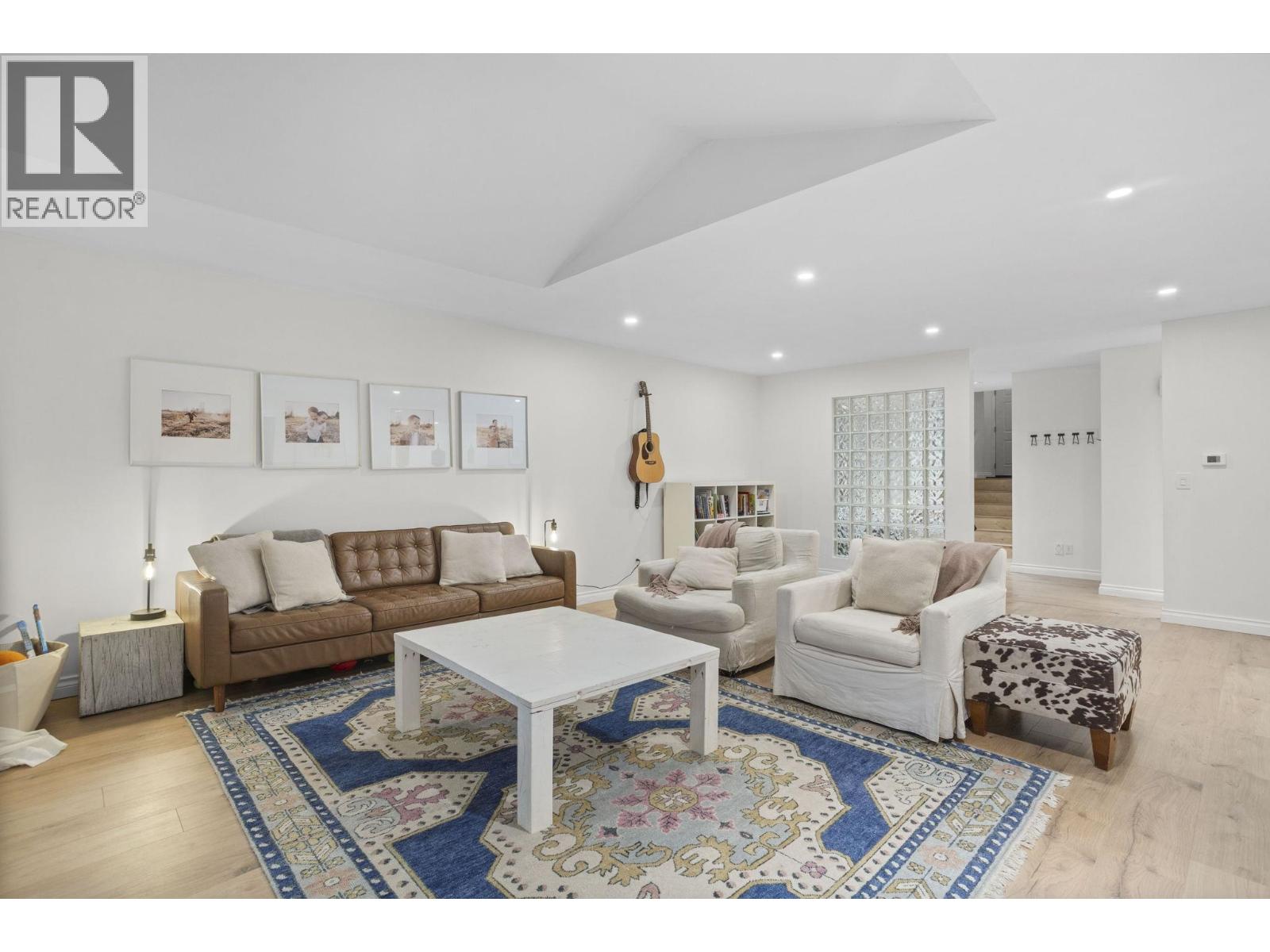 31 Deerwood Place, Port Moody, British Columbia  V3H 4X7 - Photo 2 - R3088238