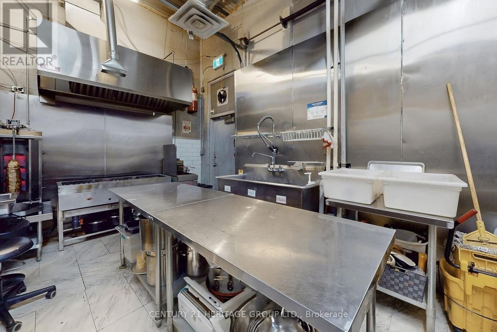 559 Steven Court, Newmarket, Ontario  L3Y 6Z3 - Photo 3 - N12773864