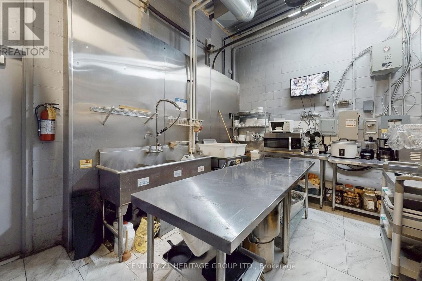 559 Steven Court, Newmarket, Ontario  L3Y 6Z3 - Photo 4 - N12773864