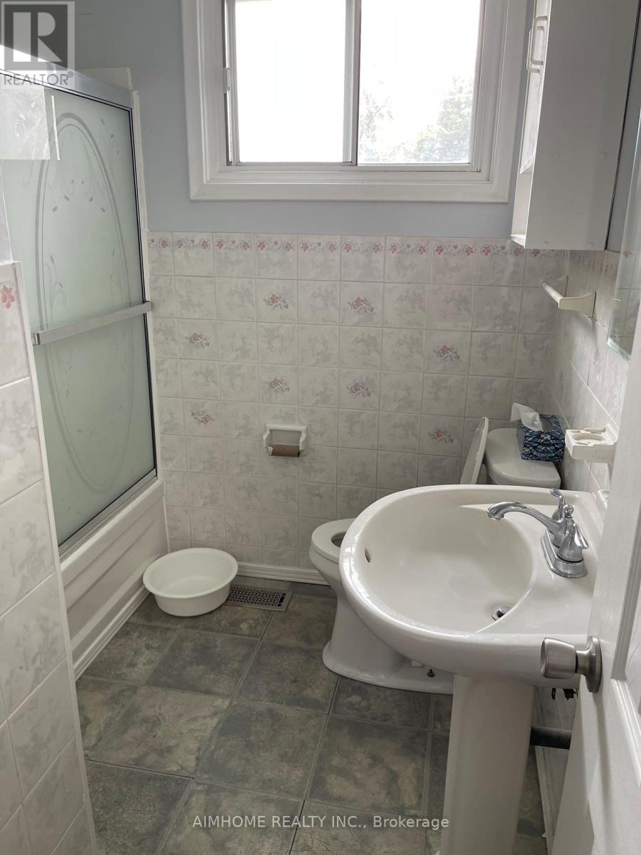 212 Beechy Drive, Richmond Hill, Ontario  L4C 2X7 - Photo 12 - N12773928