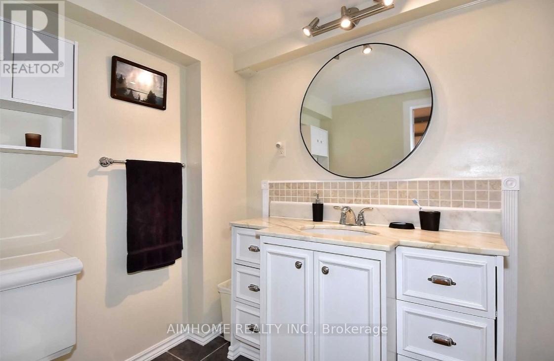 212 Beechy Drive, Richmond Hill, Ontario  L4C 2X7 - Photo 4 - N12773928