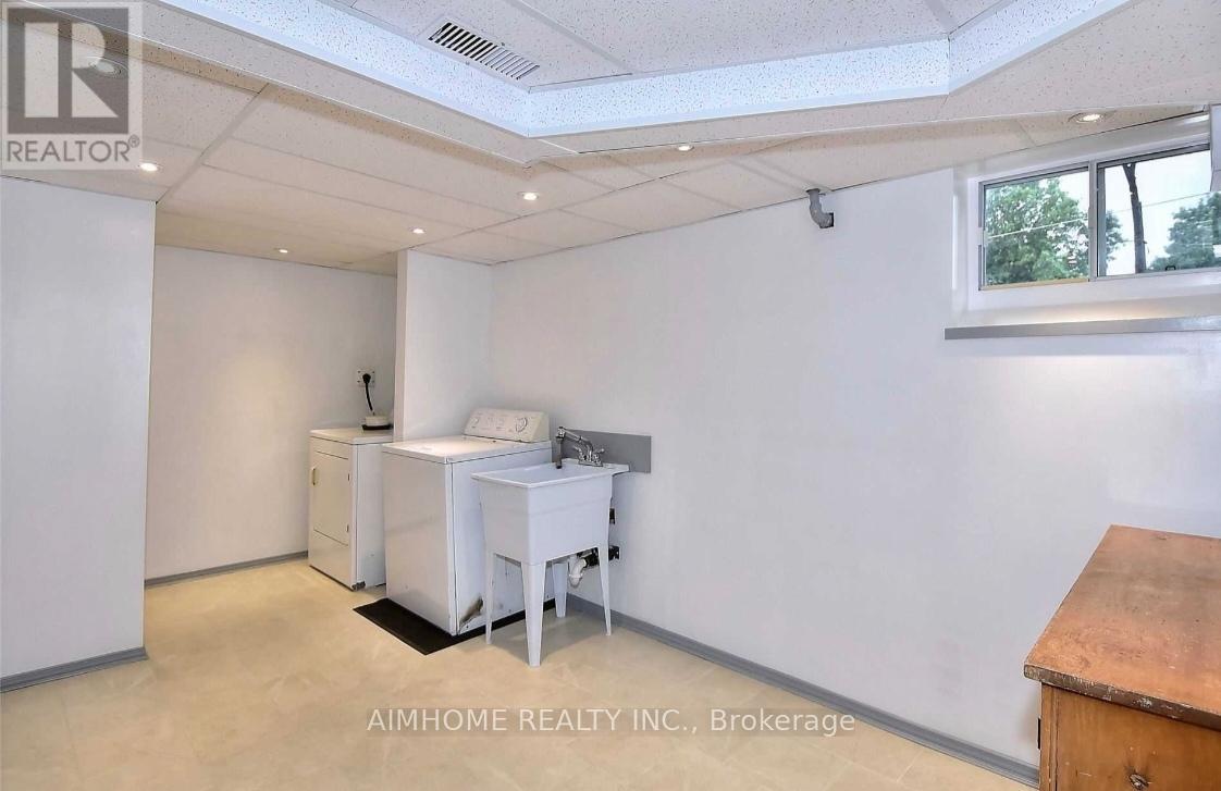 212 Beechy Drive, Richmond Hill, Ontario  L4C 2X7 - Photo 5 - N12773928