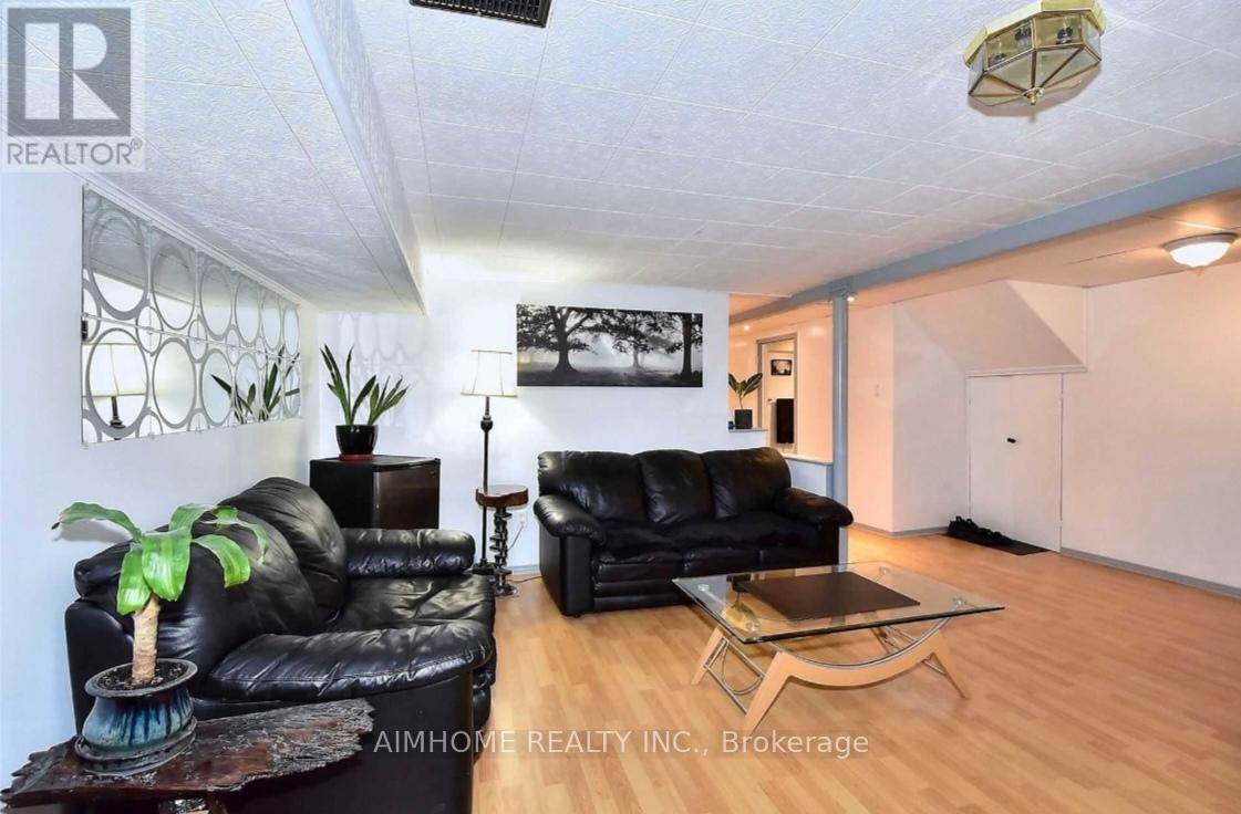 212 Beechy Drive, Richmond Hill, Ontario  L4C 2X7 - Photo 8 - N12773928