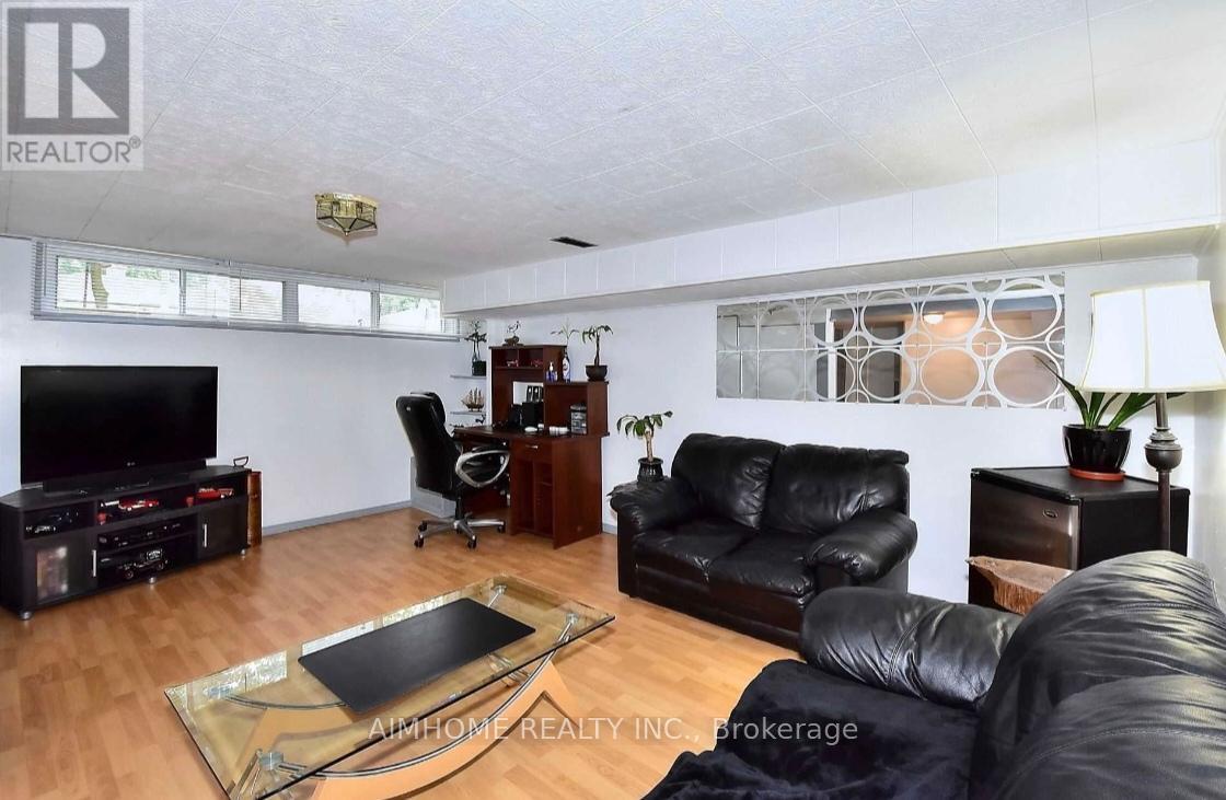 212 Beechy Drive, Richmond Hill, Ontario  L4C 2X7 - Photo 9 - N12773928