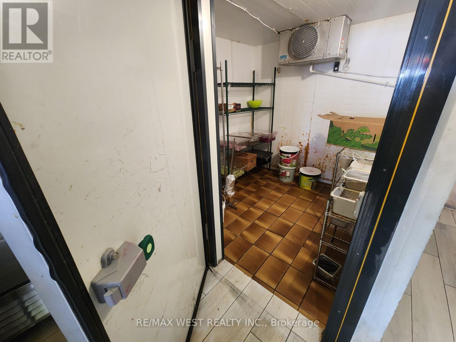 B - 94 Lake Shore Road E, Mississauga, Ontario  L5G 1E3 - Photo 29 - W12773904