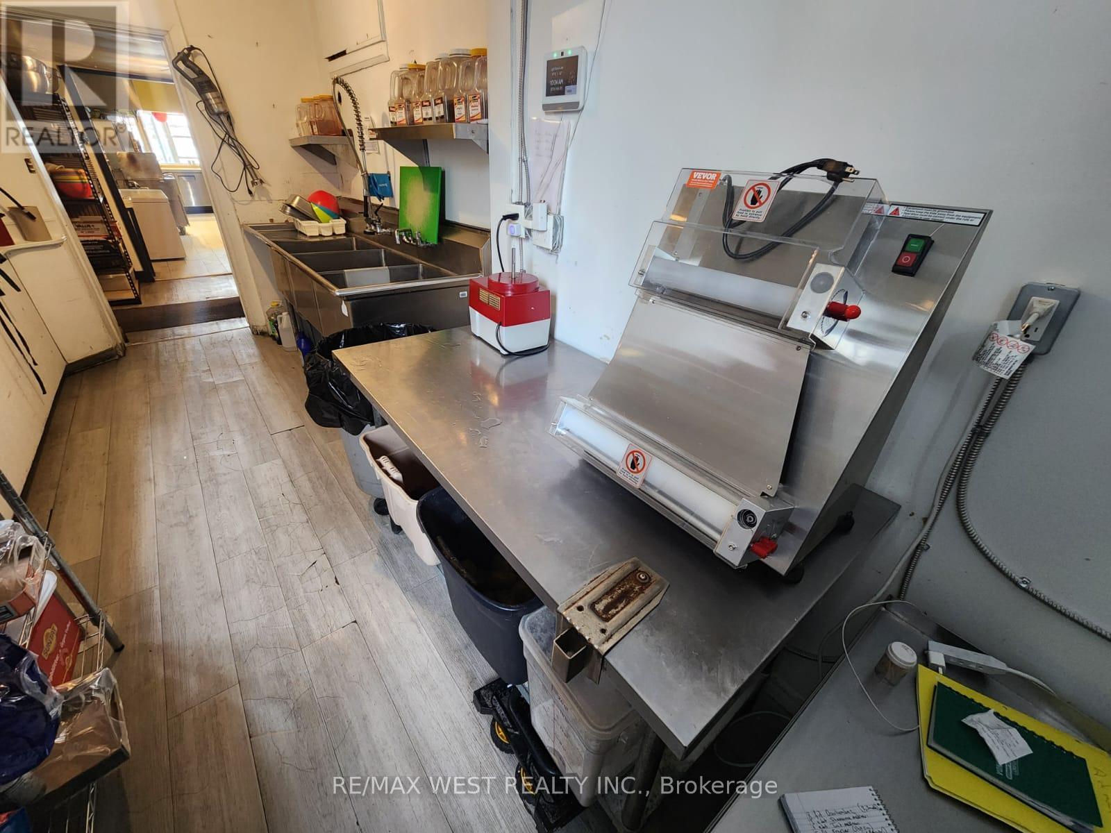 B - 94 Lake Shore Road E, Mississauga, Ontario  L5G 1E3 - Photo 36 - W12773904