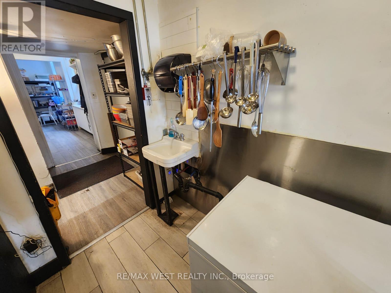 B - 94 Lake Shore Road E, Mississauga, Ontario  L5G 1E3 - Photo 40 - W12773904