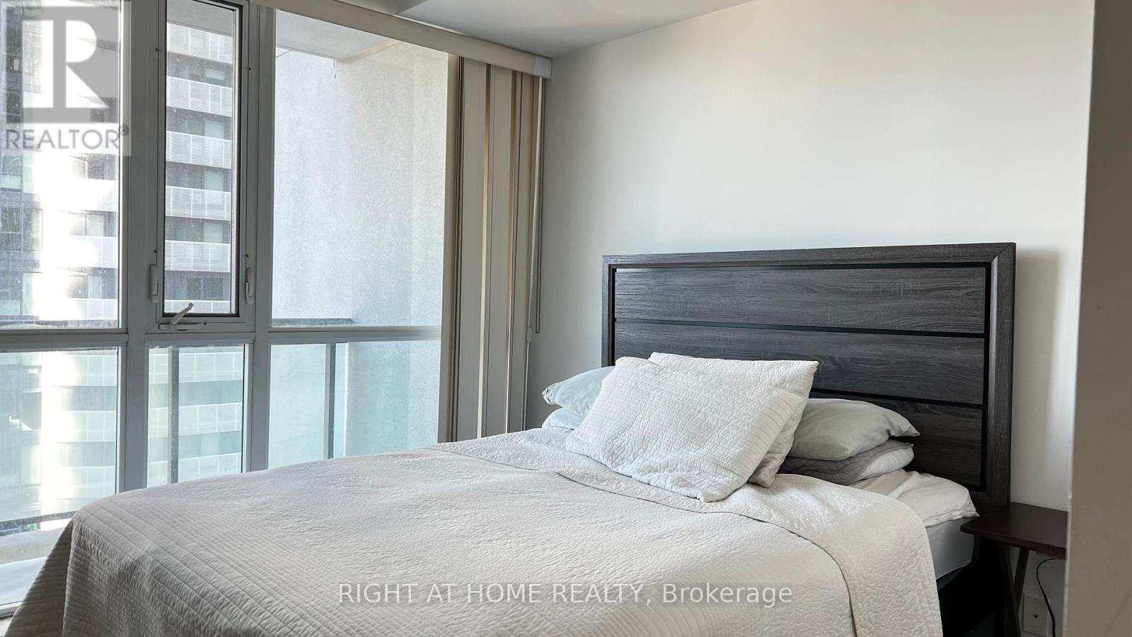 1101 - 4070 Confederation Parkway, Mississauga (Creditview), Ontario  L5B 0E9 - Photo 4 - W12743490