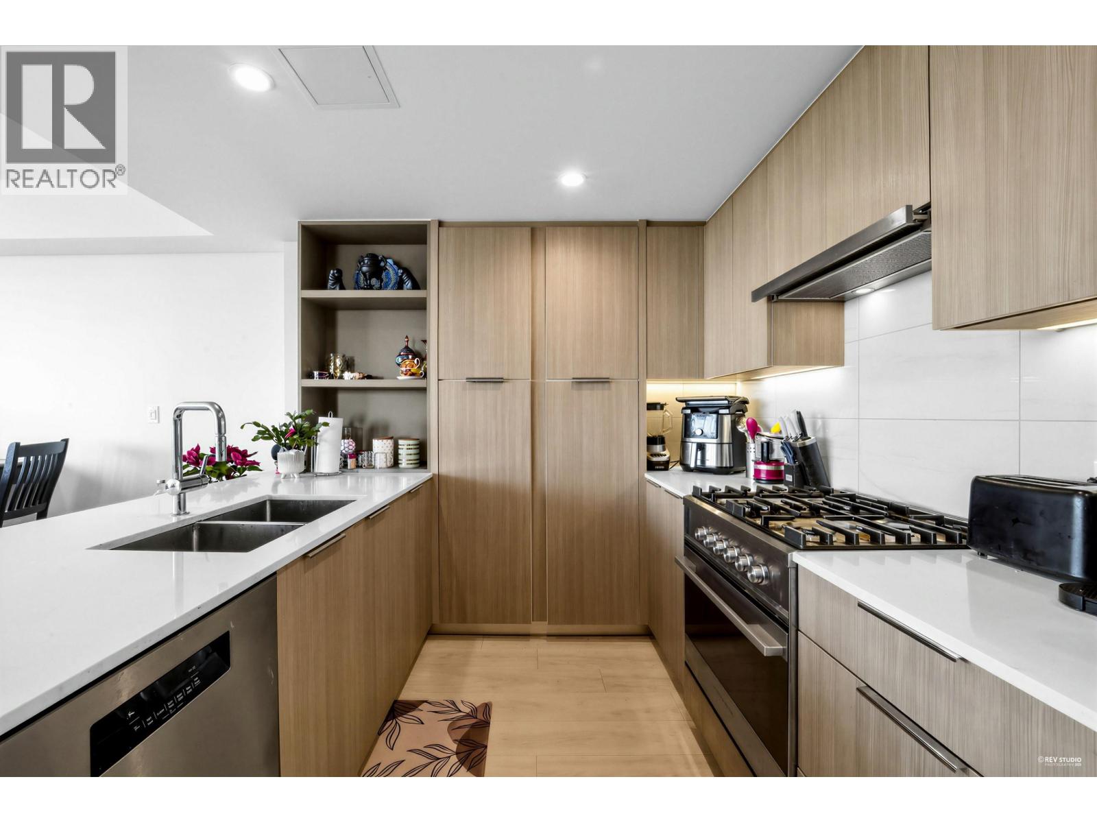 1906 1401 Hunter Street, North Vancouver, British Columbia  V7J 0E2 - Photo 2 - R3088286