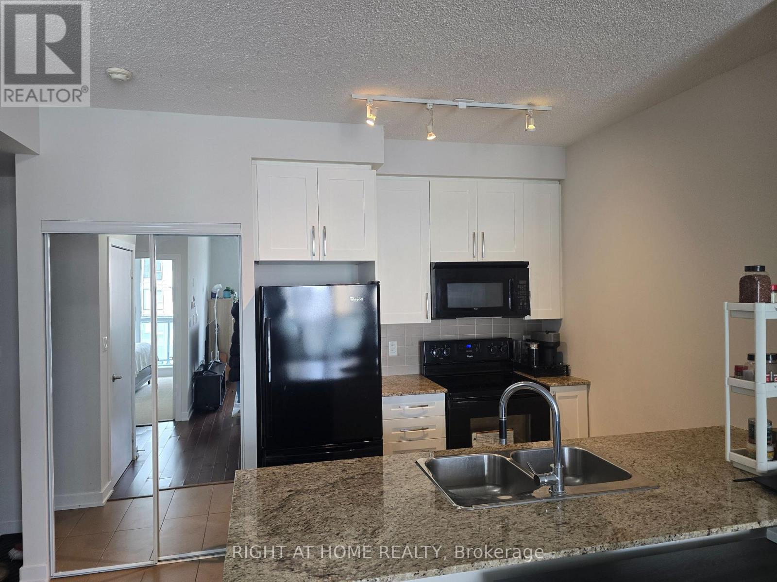 1101 - 4070 Confederation Parkway, Mississauga (Creditview), Ontario  L5B 0E9 - Photo 3 - W12743490