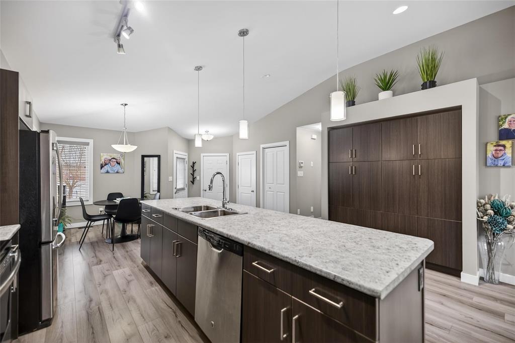 12 Bristol Drive, Steinbach, Manitoba  R5G 0Z9 - Photo 1 - 202602303