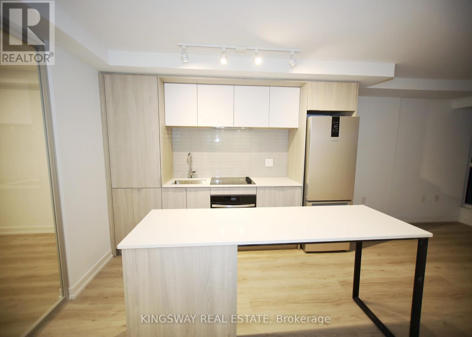 418 - 395 Square One Dr Drive, Mississauga, Ontario  L5B 0P6 - Photo 11 - W12768982