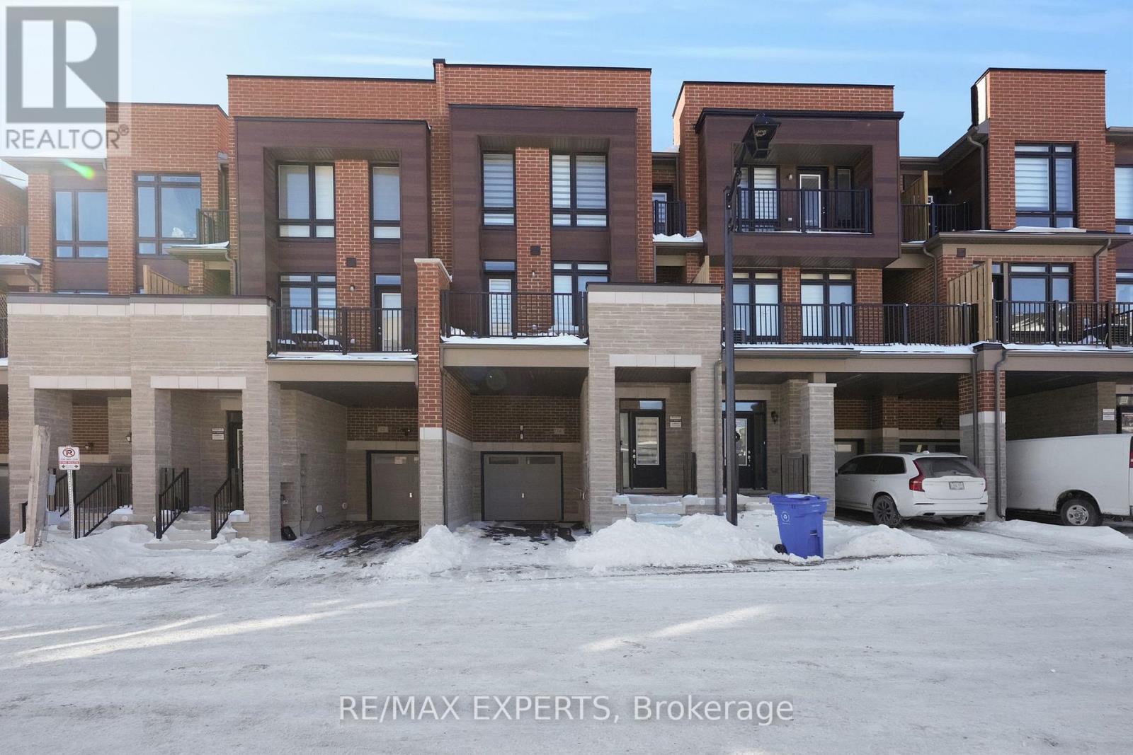 16 Griffith Street, Aurora, Ontario  L4G 7B6 - Photo 3 - N12774006