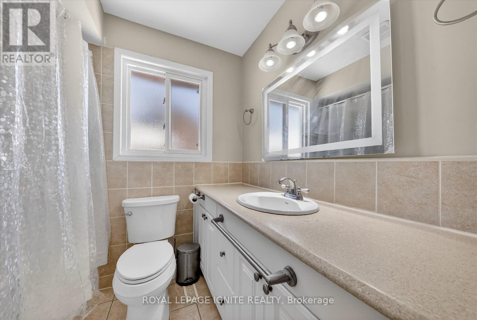 2537 Annelyn Court, Mississauga, Ontario  L5C 2Z7 - Photo 19 - W12773978