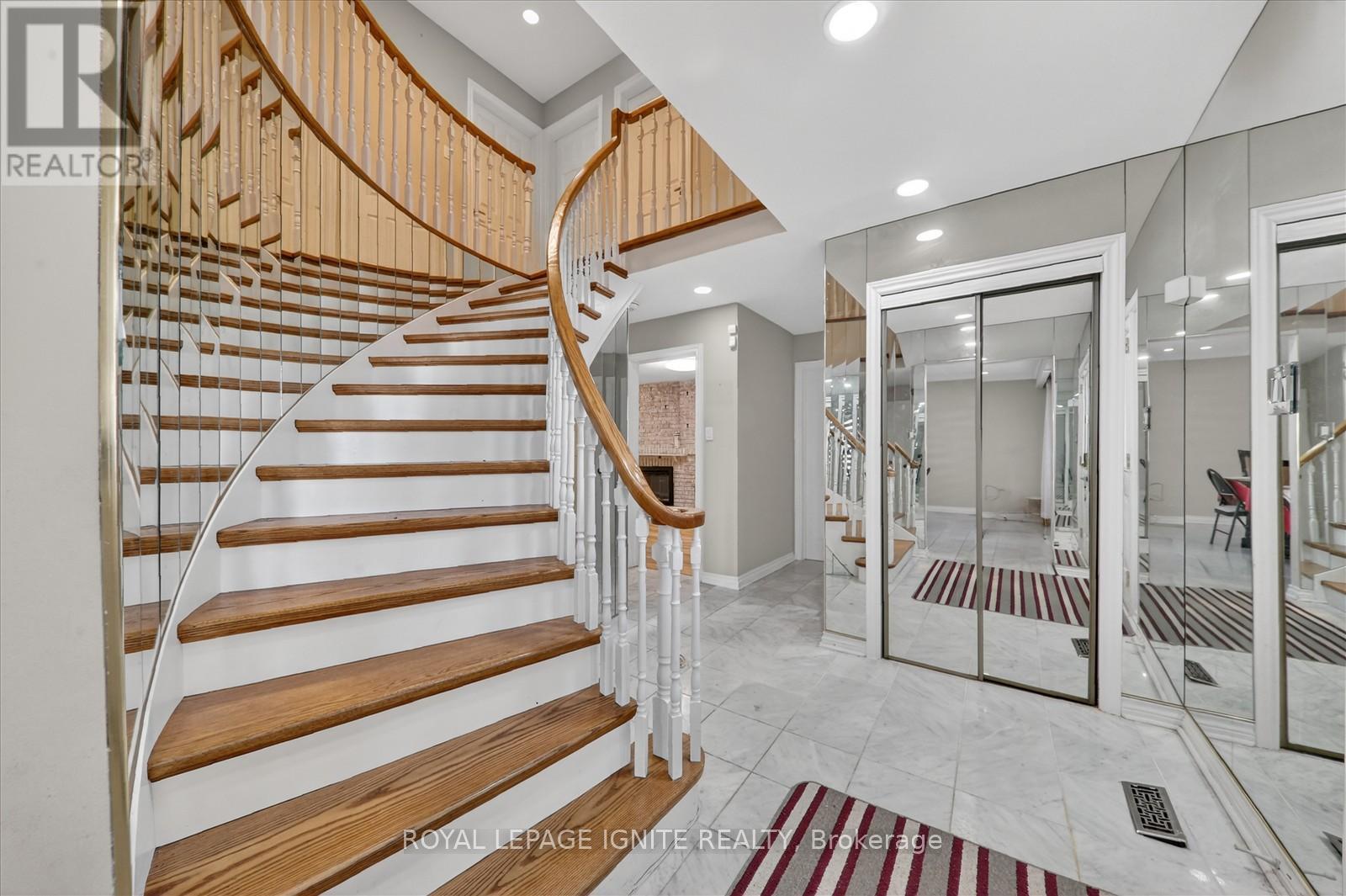 2537 Annelyn Court, Mississauga, Ontario  L5C 2Z7 - Photo 4 - W12773978