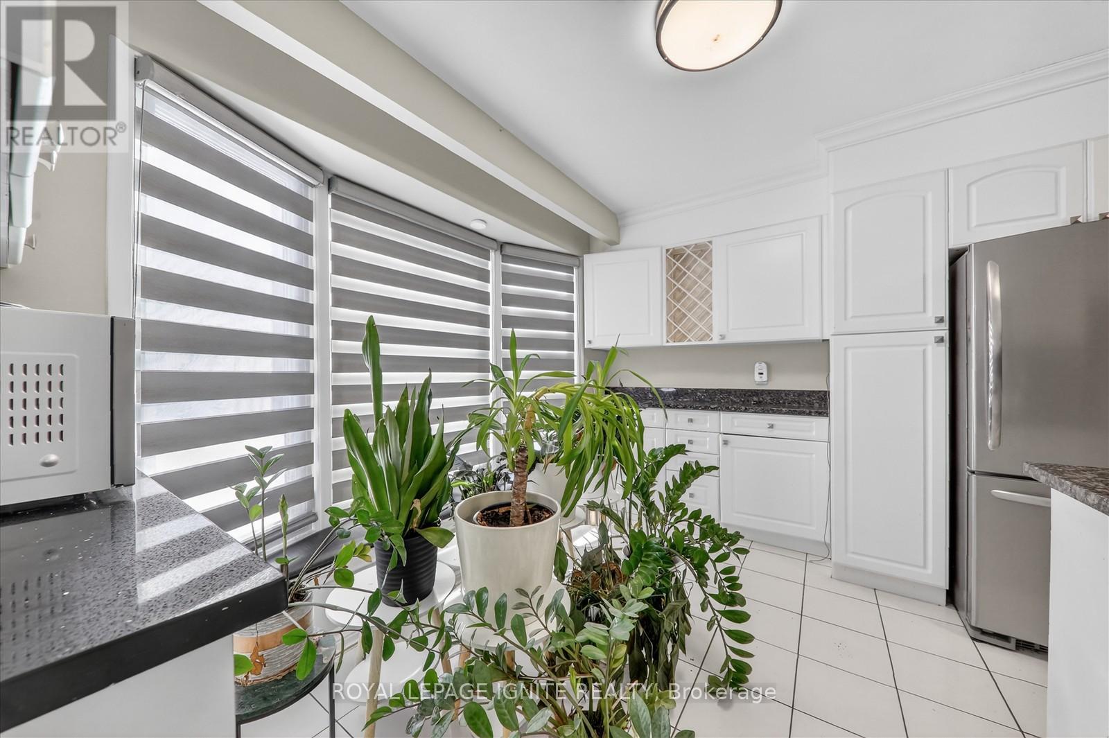 2537 Annelyn Court, Mississauga, Ontario  L5C 2Z7 - Photo 5 - W12773978