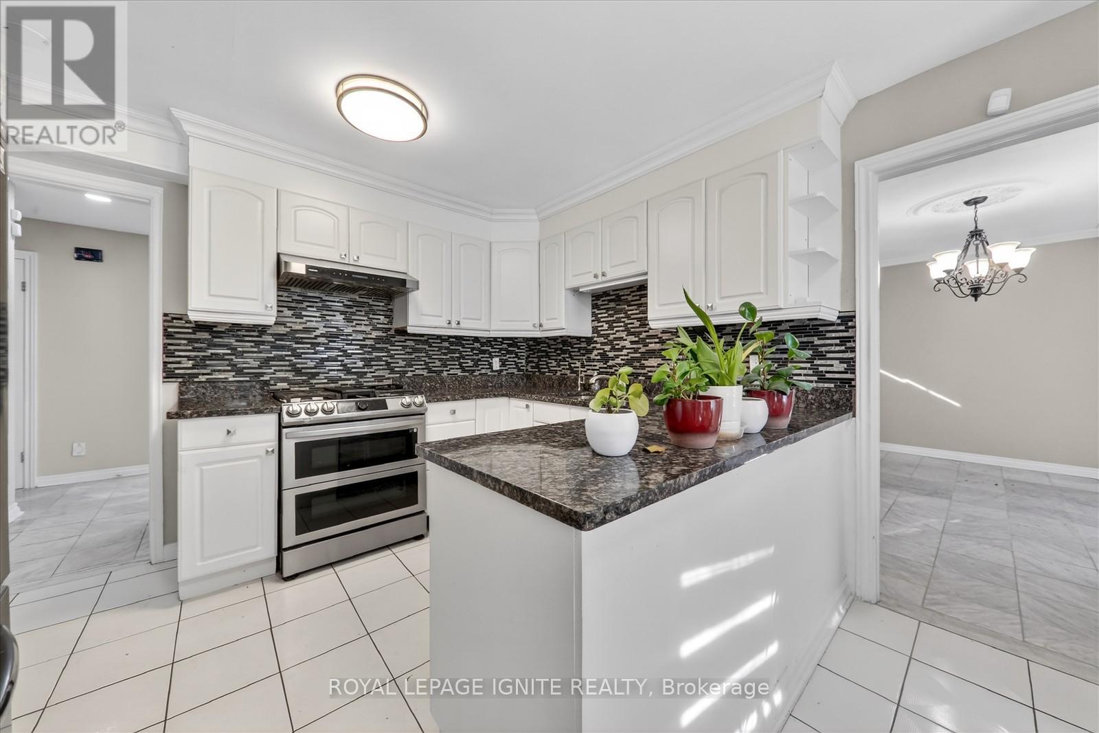 2537 Annelyn Court, Mississauga, Ontario  L5C 2Z7 - Photo 6 - W12773978