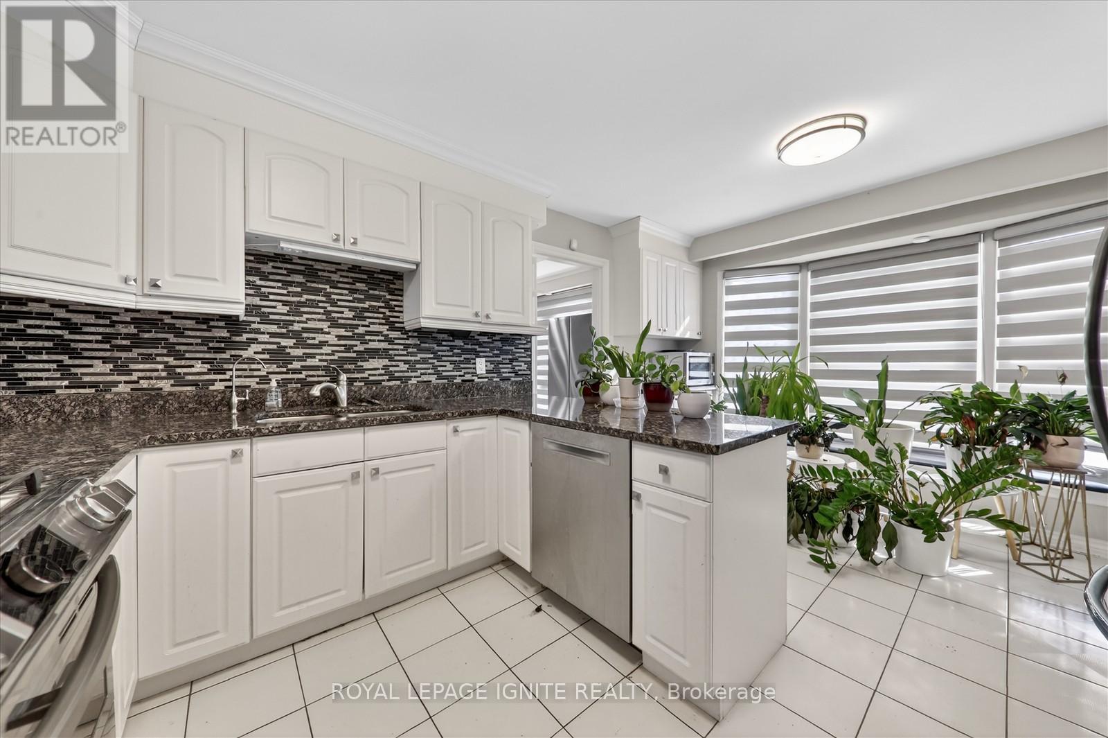 2537 Annelyn Court, Mississauga, Ontario  L5C 2Z7 - Photo 7 - W12773978