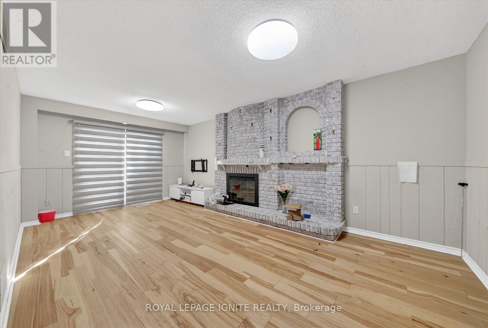 2537 Annelyn Court, Mississauga, Ontario  L5C 2Z7 - Photo 8 - W12773978