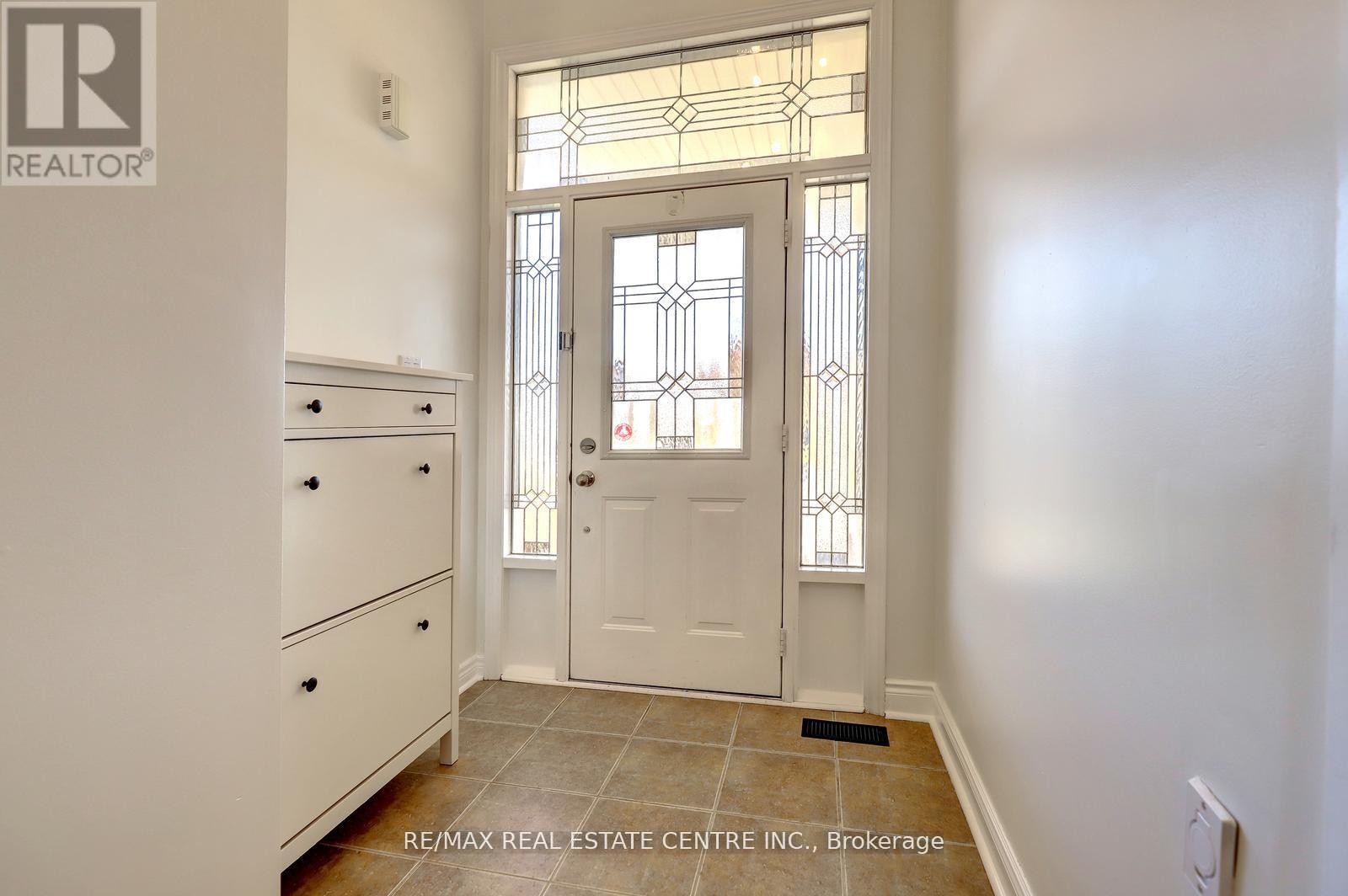 64 Meadowlark Drive, Halton Hills, Ontario  L7G 6N5 - Photo 4 - W12774002