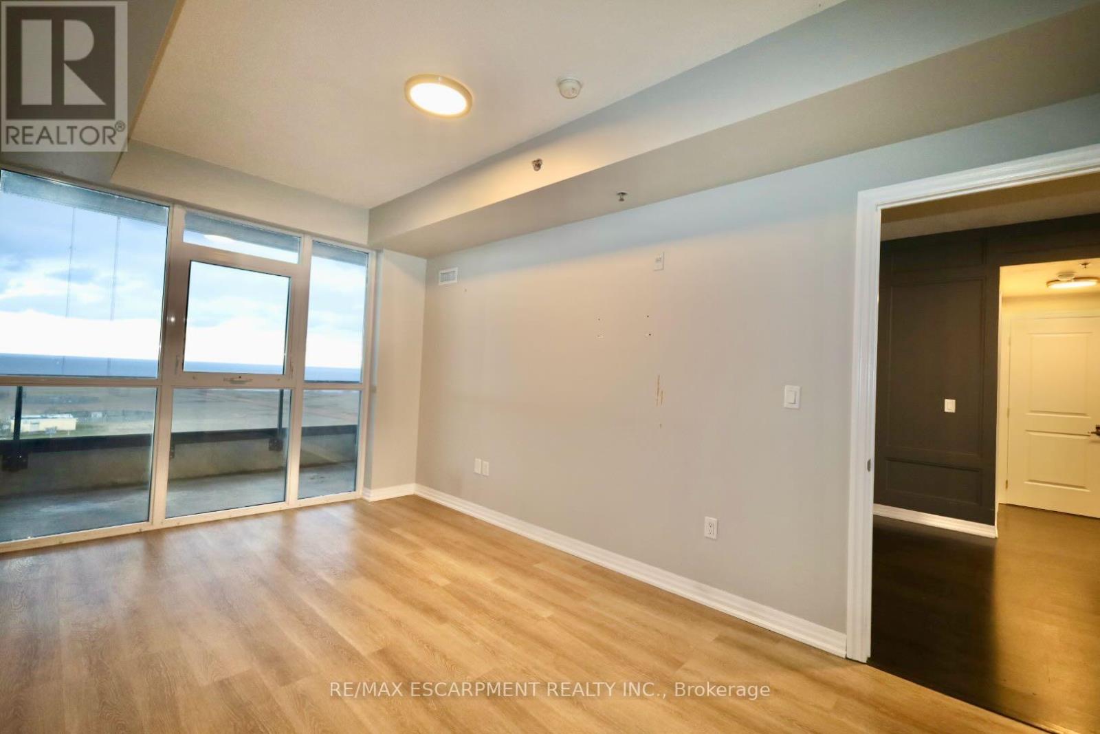 810 - 560 North Service Road, Grimsby, Ontario  L3M 0G1 - Photo 11 - X12773990