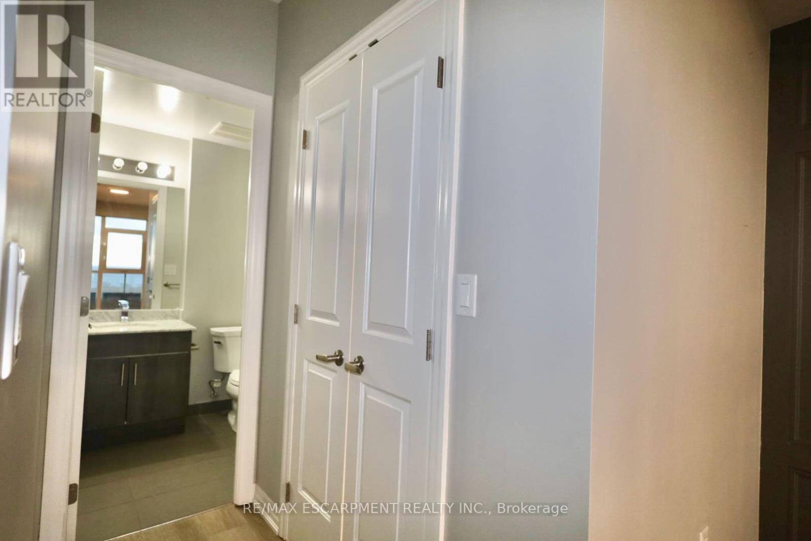 810 - 560 North Service Road, Grimsby, Ontario  L3M 0G1 - Photo 12 - X12773990