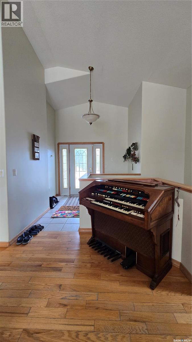 833 Peters Avenue, Oxbow, Saskatchewan  S0C 2B0 - Photo 3 - SK027516