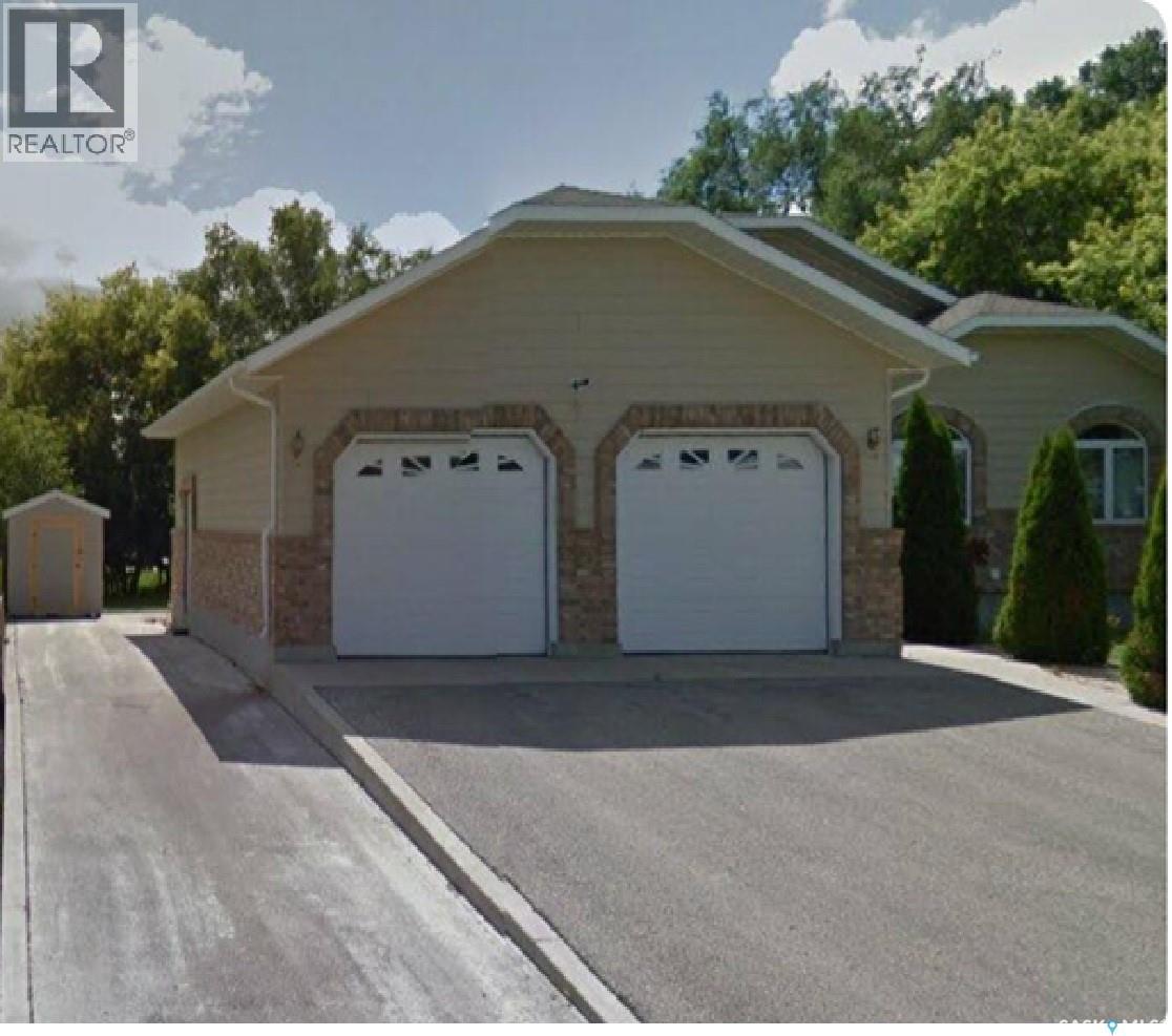 833 Peters Avenue, Oxbow, Saskatchewan  S0C 2B0 - Photo 2 - SK027516