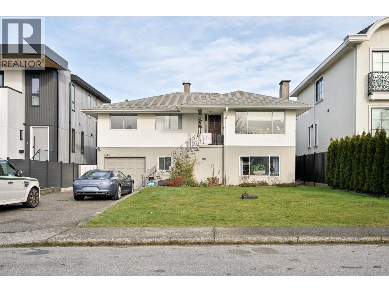 328 E 18th Street, North Vancouver, British Columbia  V7L 2X9 - Photo 1 - R3088334