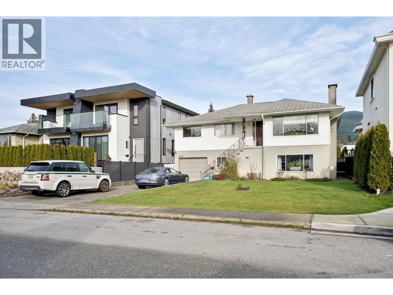 328 E 18th Street, North Vancouver, British Columbia  V7L 2X9 - Photo 2 - R3088334