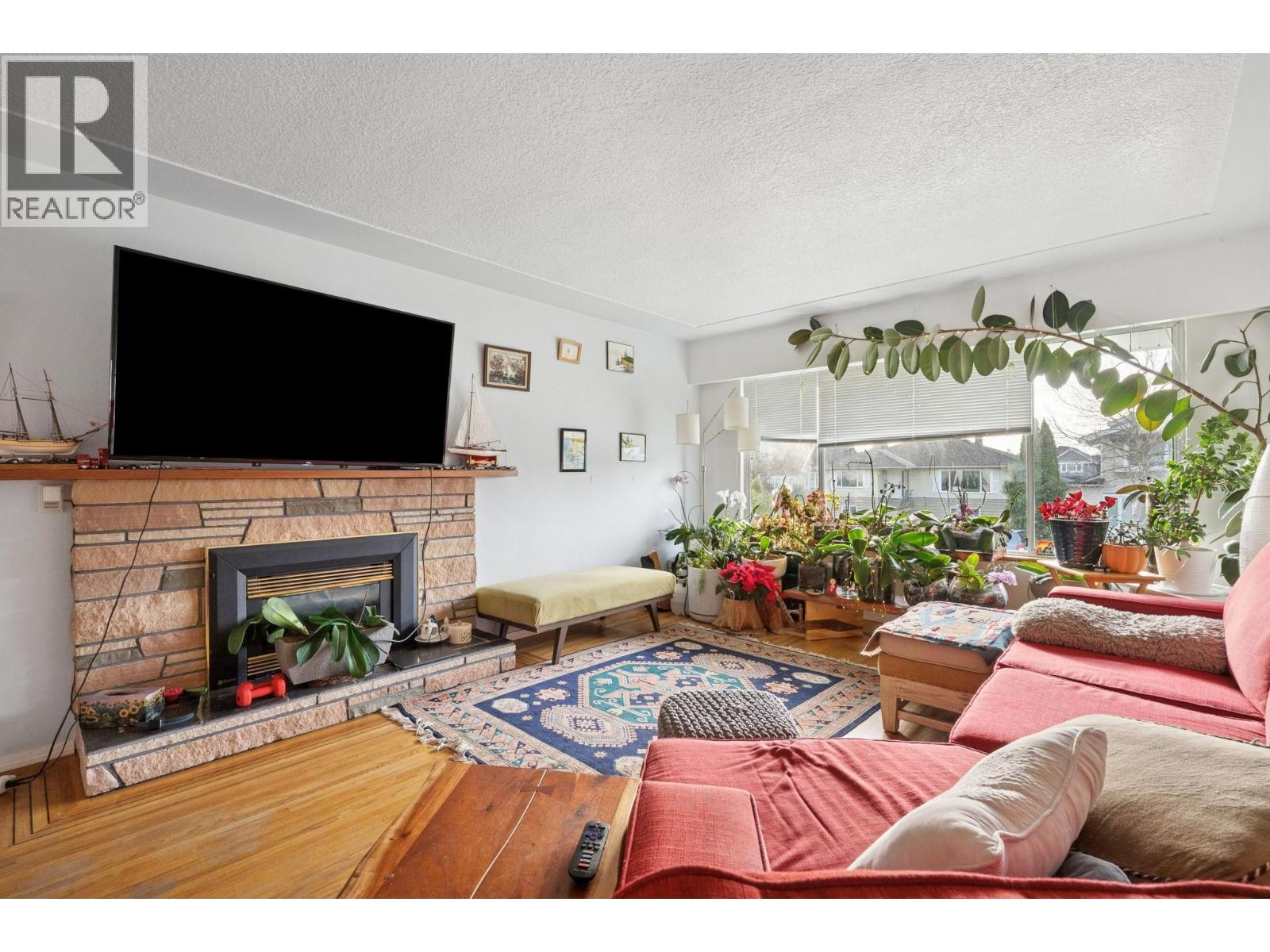 328 E 18th Street, North Vancouver, British Columbia  V7L 2X9 - Photo 3 - R3088334