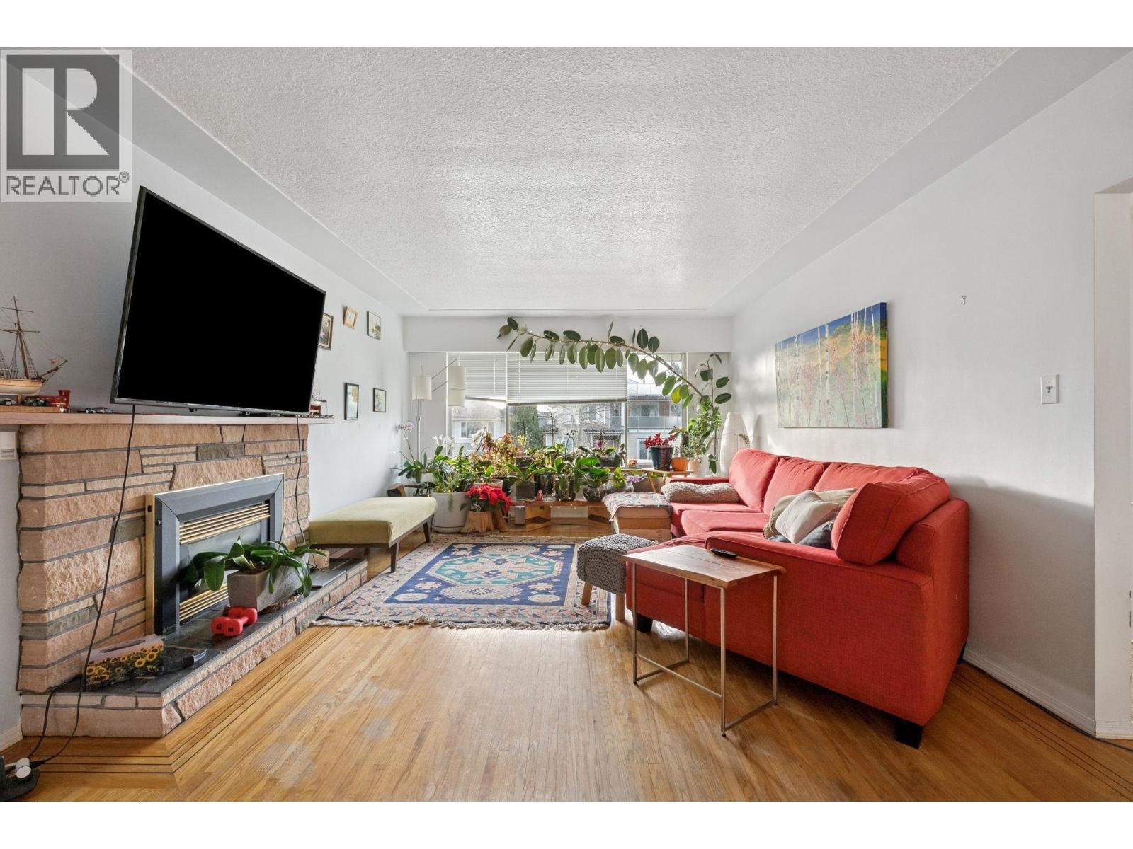 328 E 18th Street, North Vancouver, British Columbia  V7L 2X9 - Photo 4 - R3088334