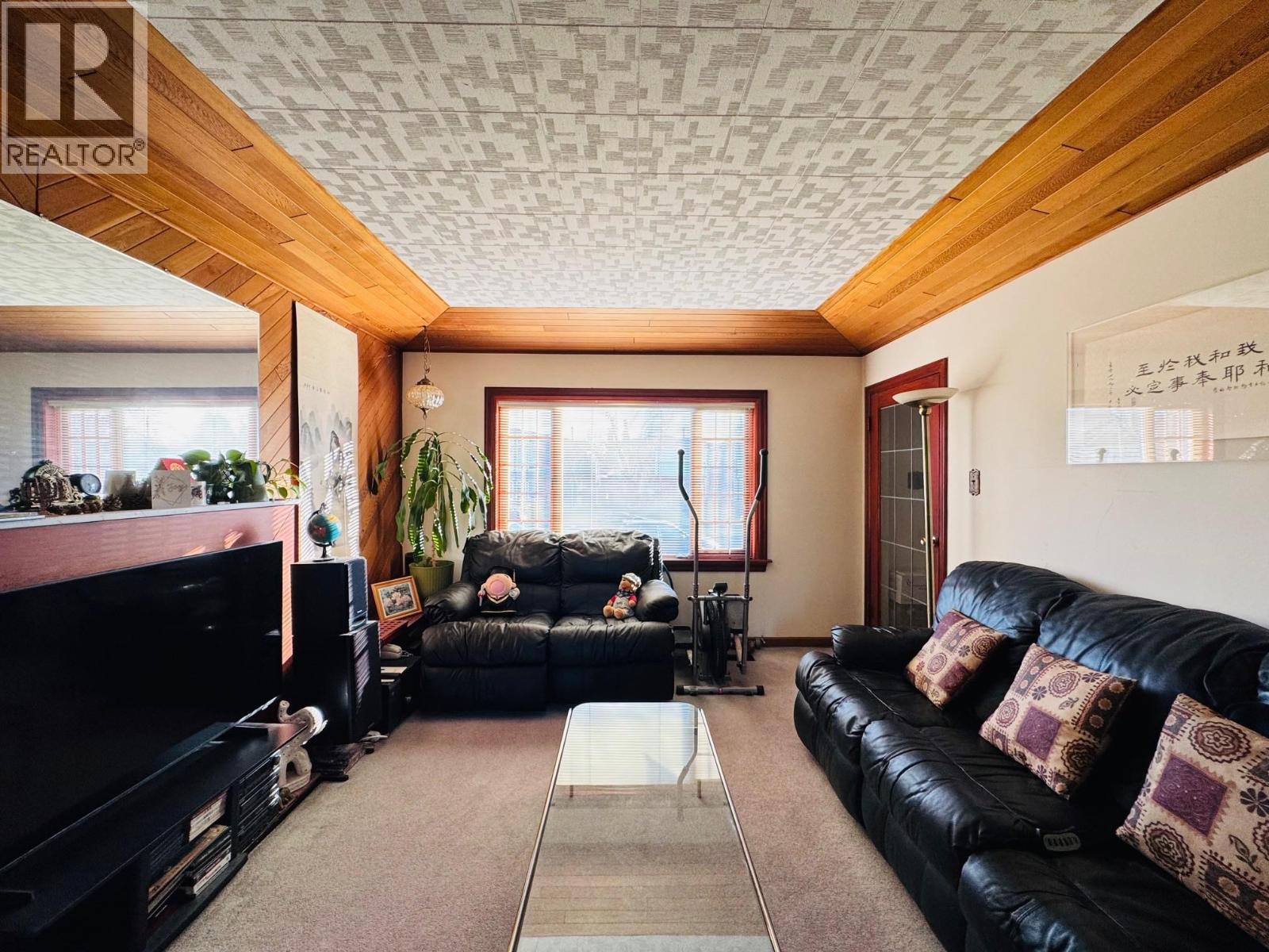 2621 Kitchener Street, Vancouver, British Columbia  V5K 3C9 - Photo 2 - R3088295