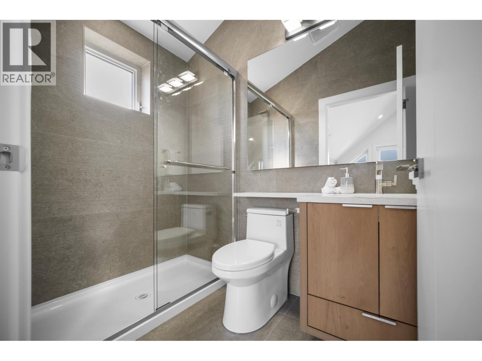 Listing Picture 18 of 24 : 2 3563 E 25TH AVENUE, Vancouver / 溫哥華 - 魯藝地產 Yvonne Lu Group - MLS Medallion Club Member