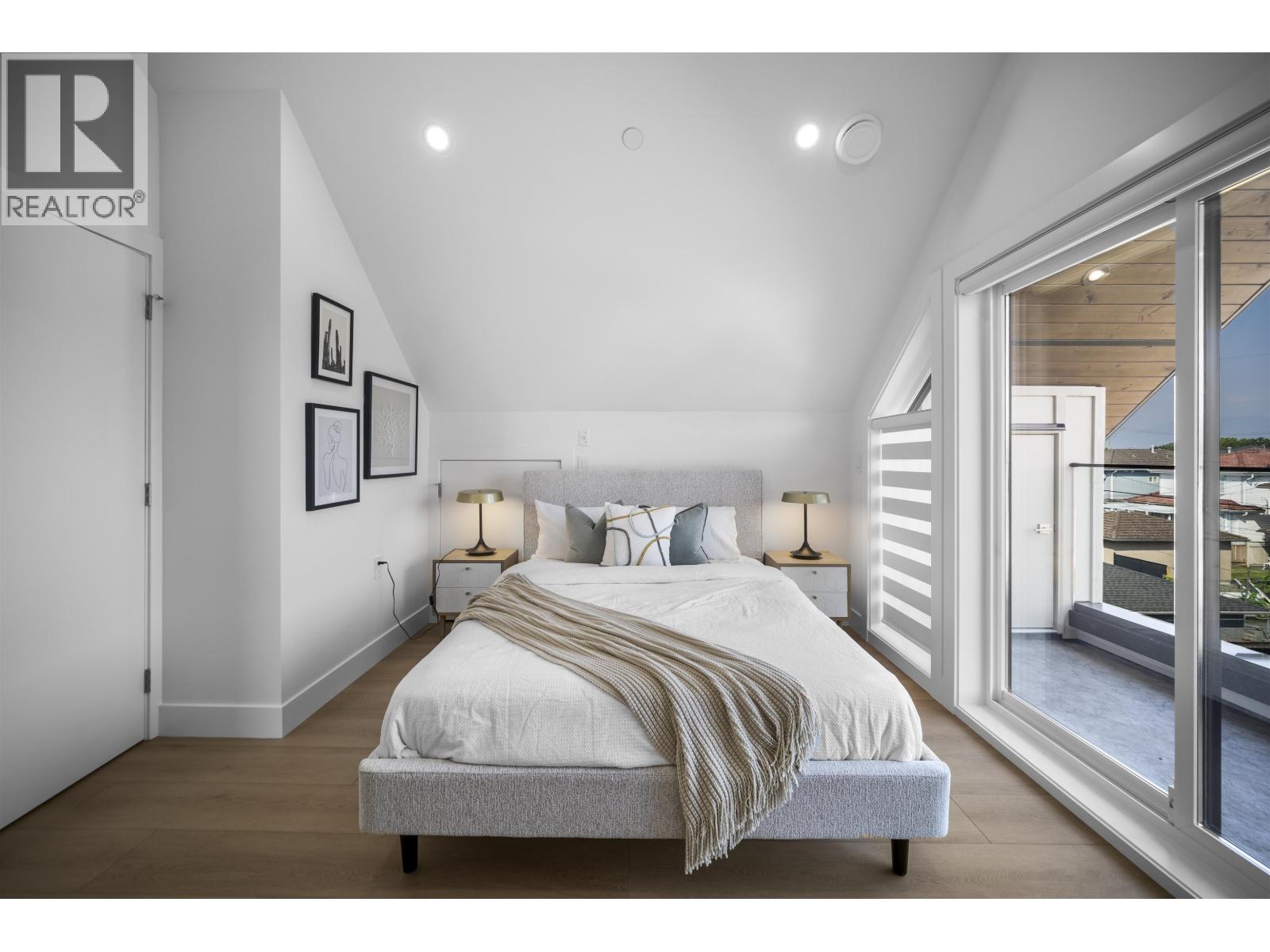 Listing Picture 15 of 24 : 2 3563 E 25TH AVENUE, Vancouver / 溫哥華 - 魯藝地產 Yvonne Lu Group - MLS Medallion Club Member