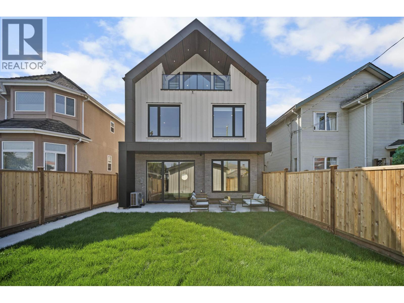 Listing Picture 2 of 24 : 2 3563 E 25TH AVENUE, Vancouver / 溫哥華 - 魯藝地產 Yvonne Lu Group - MLS Medallion Club Member