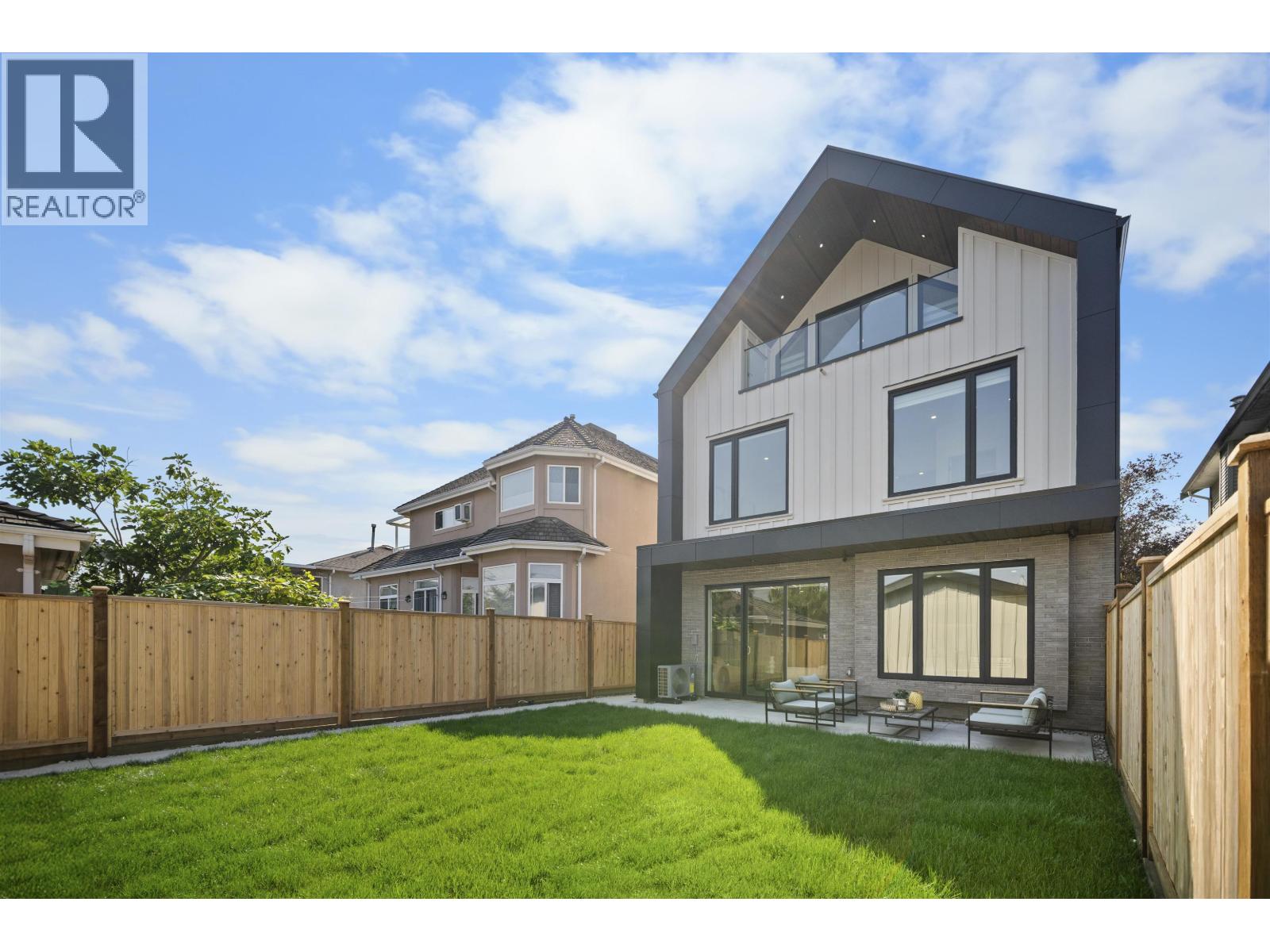 Listing Picture 3 of 24 : 2 3563 E 25TH AVENUE, Vancouver / 溫哥華 - 魯藝地產 Yvonne Lu Group - MLS Medallion Club Member