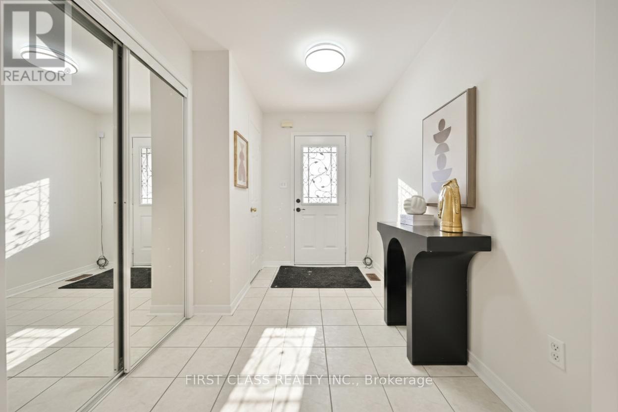 747 Joe Persechini Drive, Newmarket, Ontario  L3X 2S6 - Photo 2 - N12774076