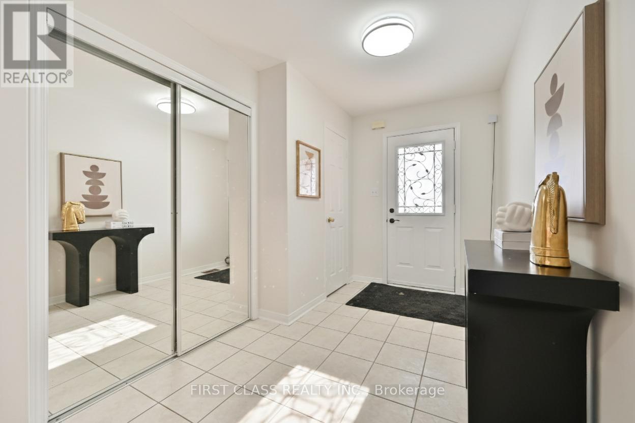 747 Joe Persechini Drive, Newmarket, Ontario  L3X 2S6 - Photo 3 - N12774076