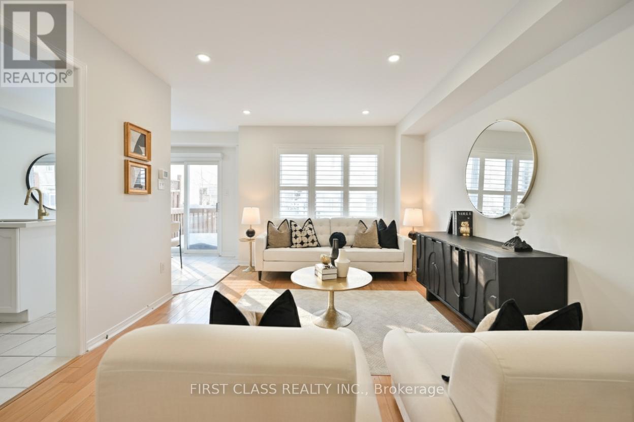 747 Joe Persechini Drive, Newmarket, Ontario  L3X 2S6 - Photo 8 - N12774076